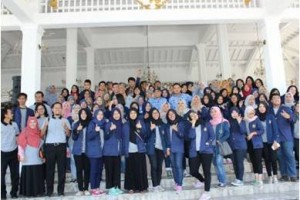 Mahasiswa IPB berfoto bersama didepan pendopo Kabupaten Kuningan.